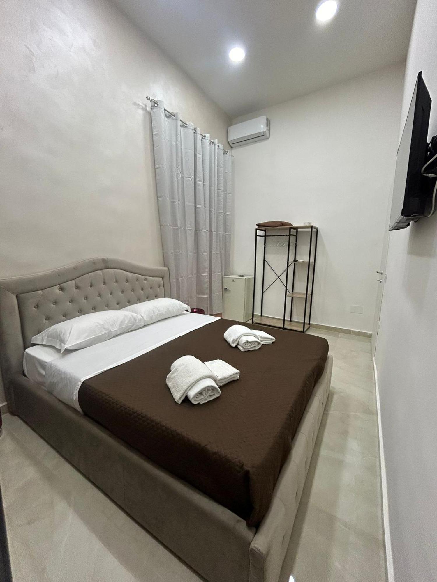 Luxury Rooms Carbonara 95 Naples Exterior photo